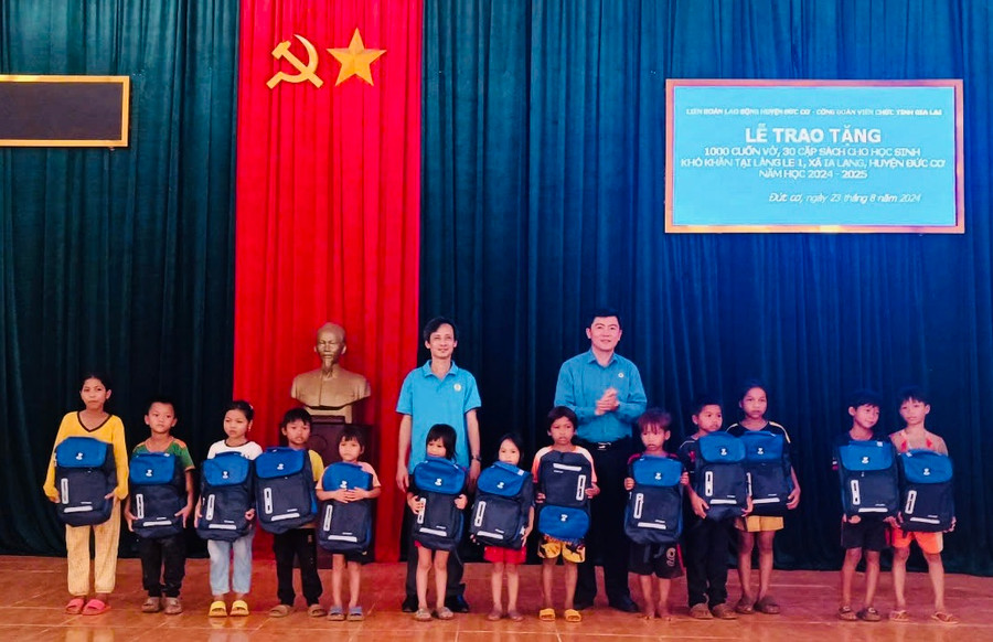 Các đơn vị trao cặp sách cho con cháu học sinh ở làng Le 1, Ảnh: Thanh Tịnh