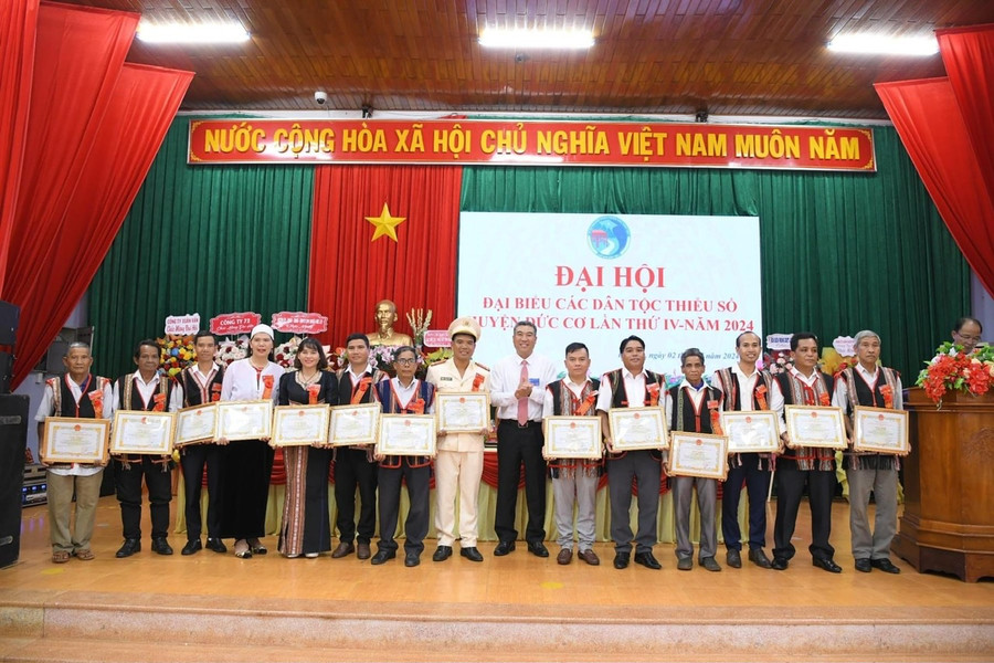 Chủ tịch UBND huyện Đức Cơ tặng giấy khen cho các tập thể, cá nhân có thành tích đóng góp trong phát triển kinh tế - xã hội, đảm bảo quốc phòng-an ninh trên địa bàn huyện giai đoạn 2019-2024. Ảnh: Thanh Tịnh Chủ tịch UBND huyện Đức Cơ tặng giấy khen cho các tập thể, cá nhân có thành tích đóng góp trong phát triển kinh tế - xã hội, đảm bảo quốc phòng-an ninh trên địa bàn huyện giai đoạn 2019-2024. Ảnh: Thanh Tịnh