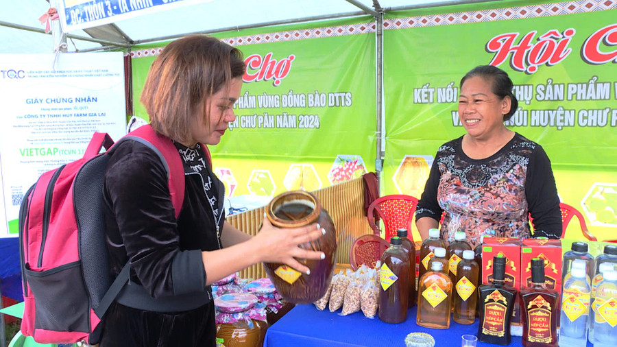 Khách hàng tham quan, mua sắm sản phẩm tại hội chợ. Ảnh: Văn Cảnh