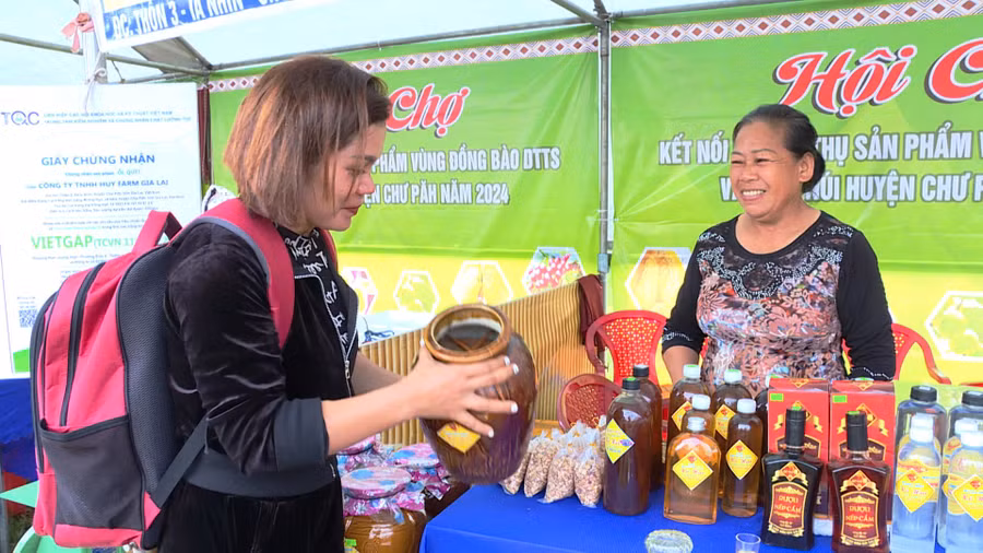 Khách hàng tham quan, mua sắm sản phẩm tại hội chợ. Ảnh: Văn Cảnh