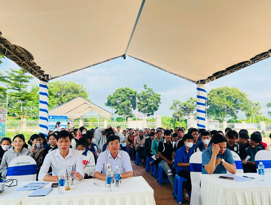 Toàn cảnh buổi tư vấn, giới thiệu việc làm. Ảnh: Minh Đức Toàn cảnh buổi tư vấn, giới thiệu việc làm. Ảnh: Minh Đức