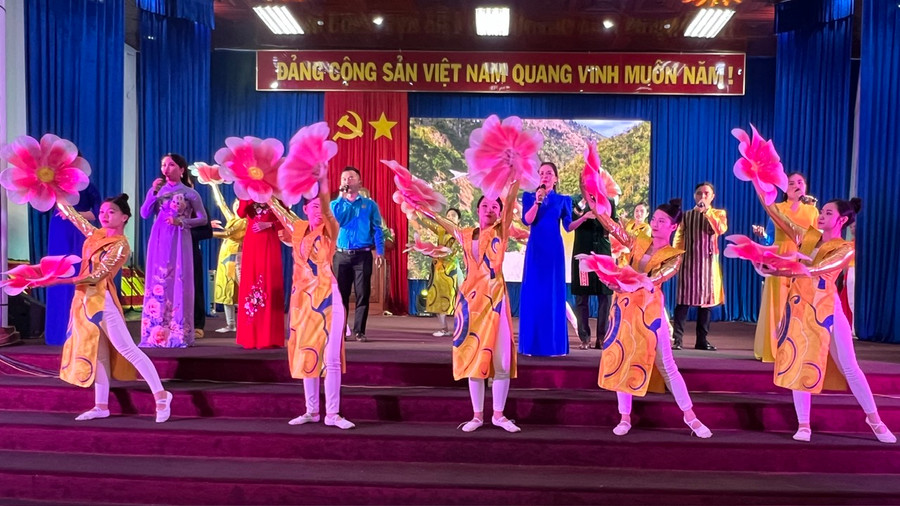 Chương trình văn nghệ chủ đề chương Pleiku đổi mới và phát triển. Ảnh: Đinh Yến