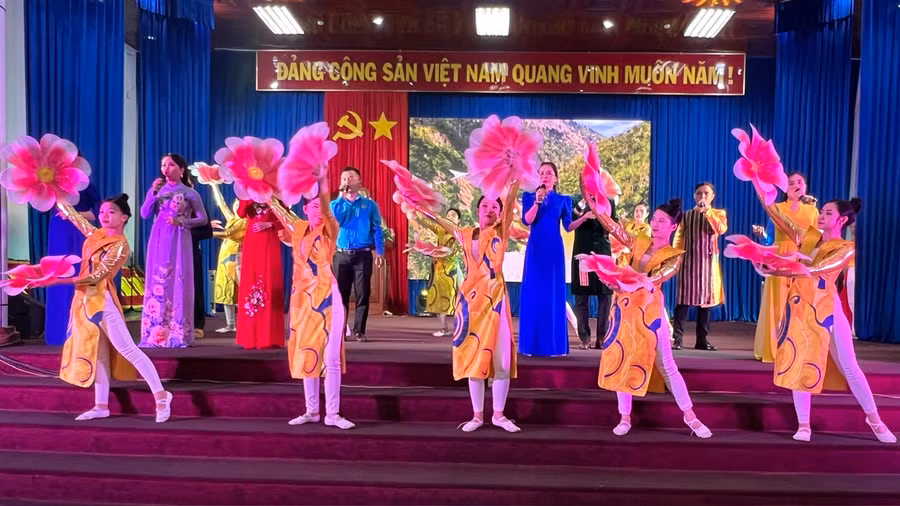 Chương trình văn nghệ chủ đề chương Pleiku đổi mới và phát triển. Ảnh: Đinh Yến