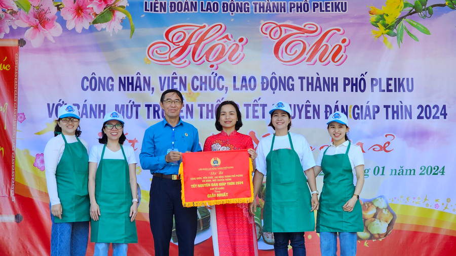 Ông Đỗ Xuân Quý-Chủ tịch LĐLĐ TP.Pleiku trao giải nhất hội thi cho Công đoàn cơ sở Văn phòng HĐND và UBND TP. Pleiku. Ảnh: Đinh Yến Ông Đỗ Xuân Quý-Chủ tịch LĐLĐ TP.Pleiku trao giải nhất hội thi cho Công đoàn cơ sở Văn phòng HĐND và UBND TP. Pleiku. Ảnh: Đinh Yến