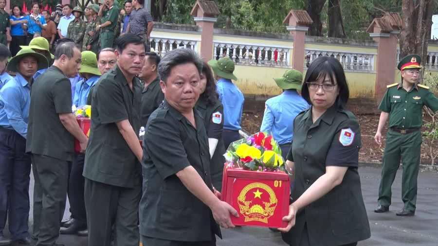 Phó Chủ tịch UBND tỉnh Nguyễn Thị Thanh Lịch cùng đại diện Ban Chuyên trách tỉnh đón các anh về với quê hương. Ảnh: Thanh Tịnh Phó Chủ tịch UBND tỉnh Nguyễn Thị Thanh Lịch cùng đại diện Ban Chuyên trách tỉnh đón các anh về với quê hương. Ảnh: Thanh Tịnh