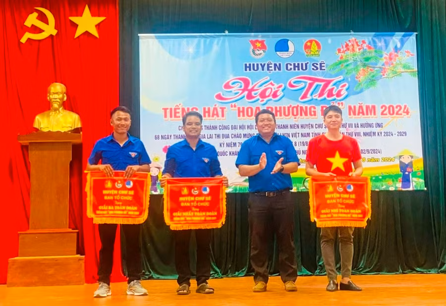 Ban tổ chức đã trao giải toàn đoàn cho các đội xuất sắc nhất. Ảnh: Hòa Nam