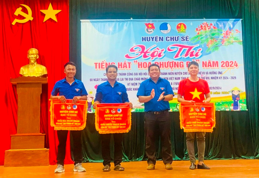 Ban tổ chức đã trao giải toàn đoàn cho các đội xuất sắc nhất. Ảnh: Hòa Nam