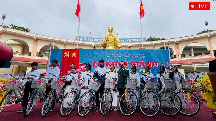 Cá nhân Đại tá Lê Kinm Giàu trao tặng 10 xe đạp cho 10 em học sinh có hoàn cảnh khó khăn, học giỏi. Ảnh: Đinh Yến Cá nhân Đại tá Lê Kinm Giàu trao tặng 10 xe đạp cho 10 em học sinh có hoàn cảnh khó khăn, học giỏi. Ảnh: Đinh Yến