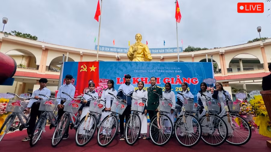 Cá nhân Đại tá Lê Kinm Giàu trao tặng 10 xe đạp cho 10 em học sinh có hoàn cảnh khó khăn, học giỏi. Ảnh: Đinh Yến