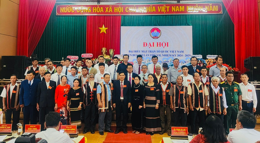 Ủy ban MTTQ Việt Nam huyện Đức Cơ, khoá VII và đoàn đại biểu đi dự Đại hội MTTQ Việt Nam tỉnh ra mắt đại hội. Ảnh: Đinh Yến Ủy ban MTTQ Việt Nam huyện Đức Cơ, khoá VII và đoàn đại biểu đi dự Đại hội MTTQ Việt Nam tỉnh ra mắt đại hội. Ảnh: Đinh Yến