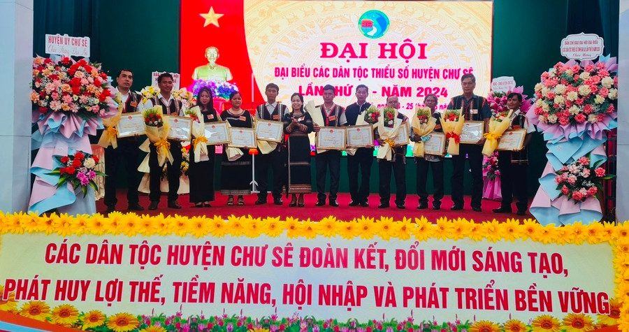Khen thưởng các tập thể, cá nhân đã có thành tích xuất sắc trong các phong trào thi đua yêu nước, giữ gìn bản sắc văn hóa và đoàn kết dân tộc, giai đoạn 2019-2024. Ảnh: Đinh Yến Khen thưởng các tập thể, cá nhân đã có thành tích xuất sắc trong các phong trào thi đua yêu nước, giữ gìn bản sắc văn hóa và đoàn kết dân tộc, giai đoạn 2019-2024. Ảnh: Đinh Yến