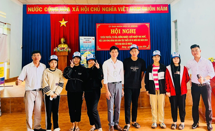 Tư vấn, định hướng nghề nghiệp cho học sinh dân tộc thiểu số xã Hneng. Ảnh: Đ.Y
