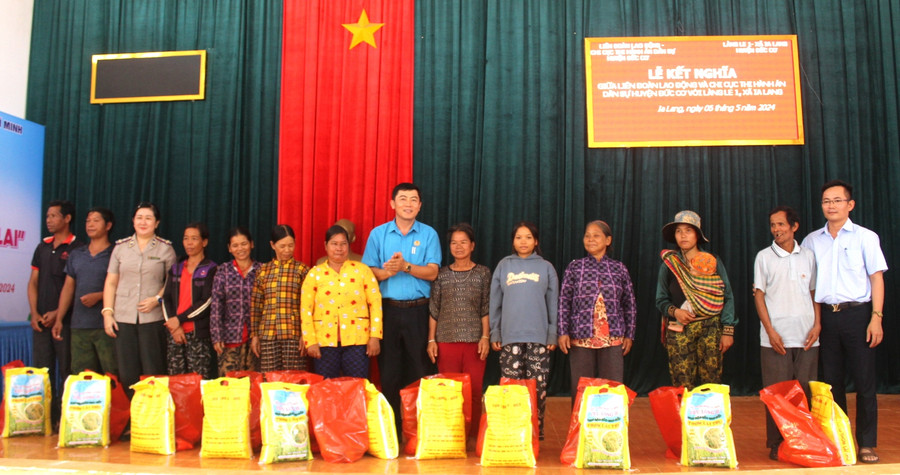 2 đơn vị tặng quà cho hộ nghèo, khó khăn ở làng Le 1. Ảnh: Đinh Yến