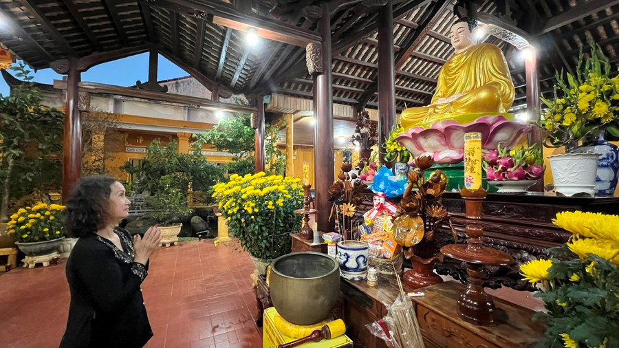 Với bà Nguyễn Thị Hương (hẻm đường Ama Quang, phường Phù Đổng, TP. Pleiku) việc đi chùa cầu an dịp rằm tháng Giêng đã thành thông lệ từ nhiều năm qua. Ảnh: Đinh Yến Với bà Nguyễn Thị Hương (hẻm đường Ama Quang, phường Phù Đổng, TP. Pleiku) việc đi chùa cầu an dịp rằm tháng Giêng đã thành thông lệ từ nhiều năm qua. Ảnh: Đinh Yến