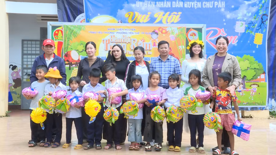 Nhóm thiện nguyện trao yêu thương phường Yên Thế cũng tặng quà Tết Trung thu cho các em trên địa bàn xã Chư Đang Ya. Ảnh: Văn Cảnh