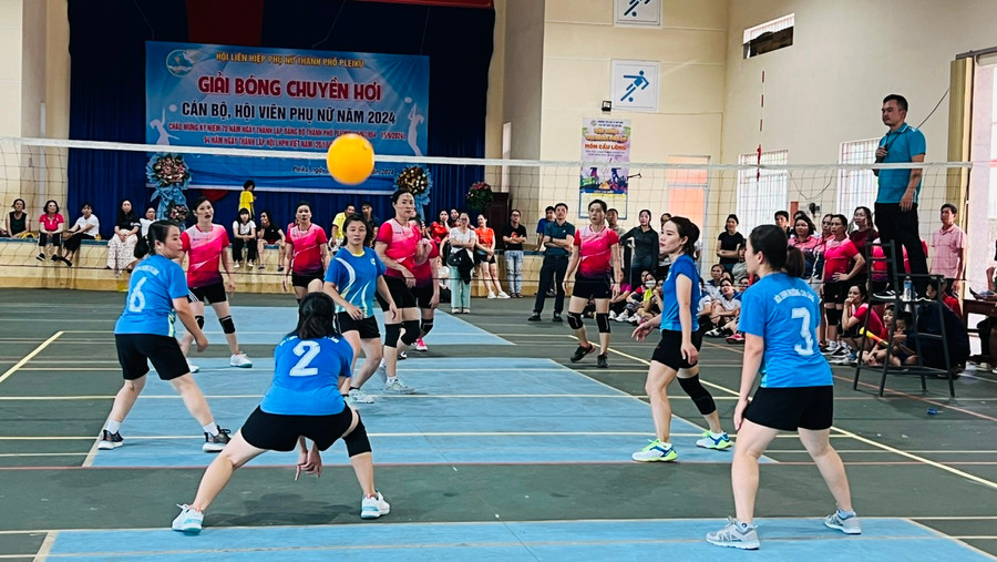 Các đội đang tranh tài tại Giải bóng chuyền hơi. Ảnh: Đinh Yến