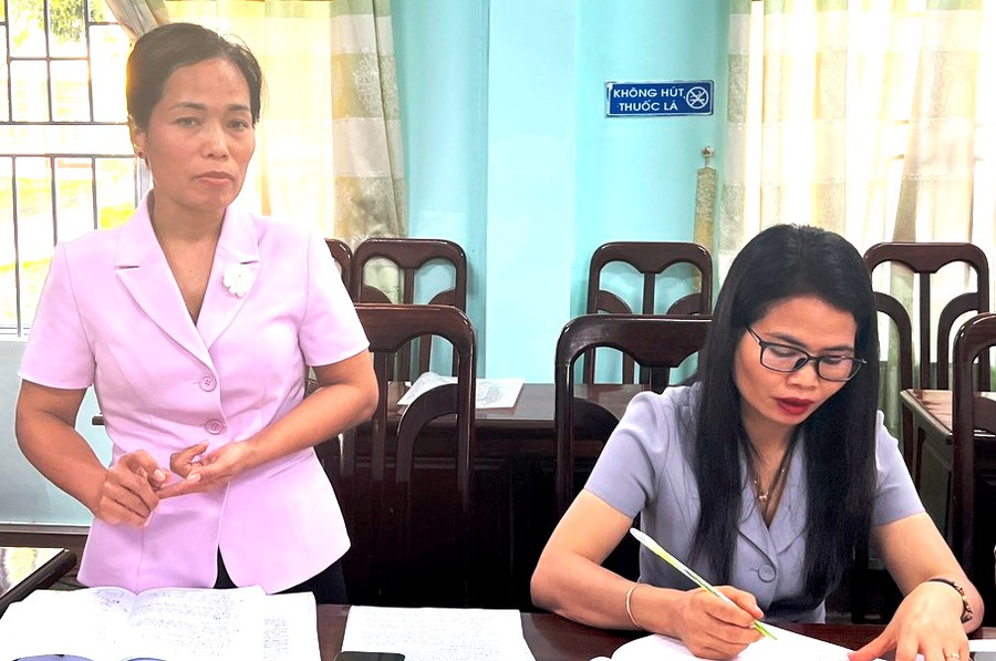 Chủ tịch UBND huyện Chư Sê Rmah H’Bé Nét báo cáo với đoàn giám sát. Ảnh: Đinh Yến