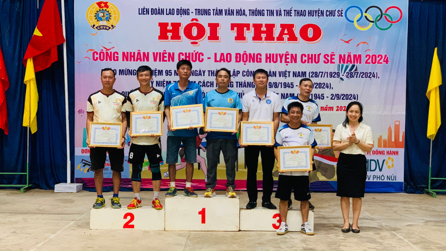 Ban tổ chức trao giải cho các vận động xuất sắc nhất. Ảnh: Đ.Y