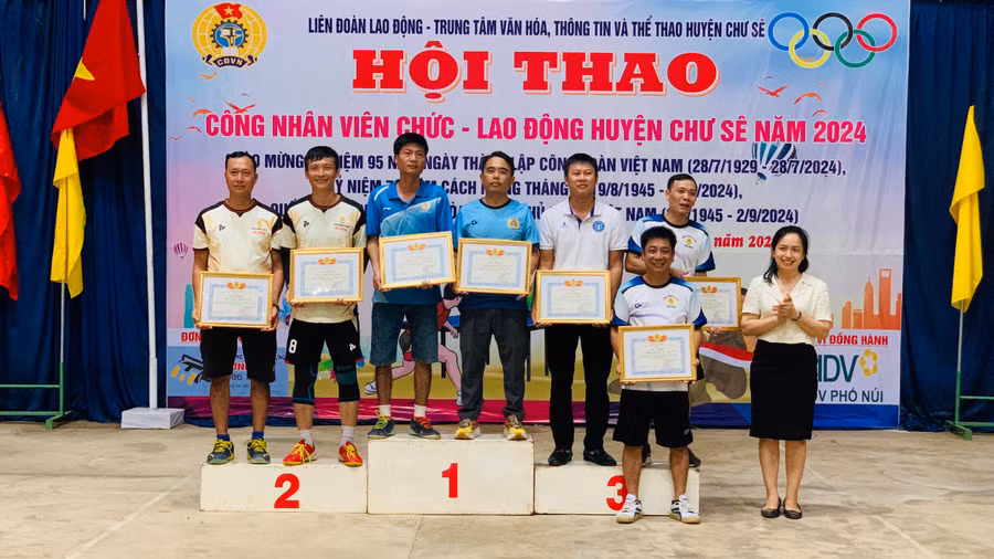 Ban tổ chức trao giải cho các vận động xuất sắc nhất. Ảnh: Đ.Y