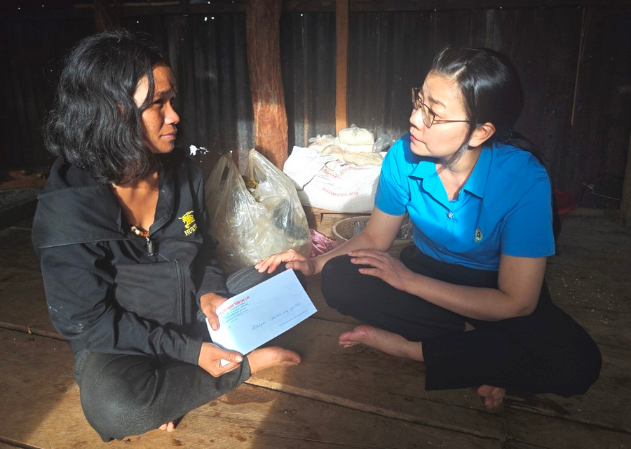 Bà Nguyễn Thị Thanh Thủy (bìa phải)-Phó Chủ tịch Liên đoàn Lao động tỉnh Gia Lai thăm gia đình nạn nhân Đinh Hlum. Ảnh: Thanh Nga Bà Nguyễn Thị Thanh Thủy (bìa phải)-Phó Chủ tịch Liên đoàn Lao động tỉnh Gia Lai thăm gia đình nạn nhân Đinh Hlum. Ảnh: Thanh Nga