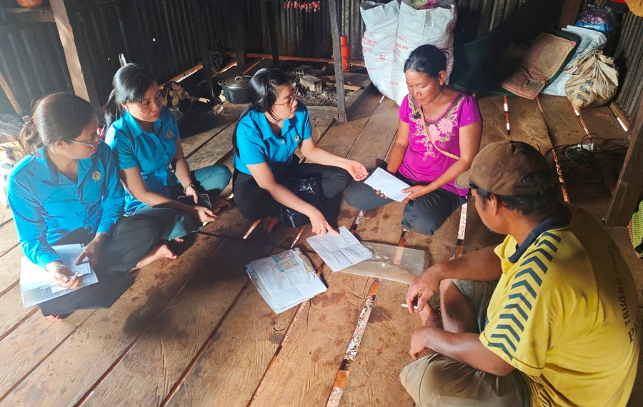 Mẹ của nạn nhân Đinh Sơn (thứ 2 bìa phải sang) nghẹn ngào trước tai nạn đau thương khiến đứa con ra đi khi đoàn đến thăm, động viên. Ảnh: Thanh Nga Mẹ của nạn nhân Đinh Sơn (thứ 2 bìa phải sang) nghẹn ngào trước tai nạn đau thương khiến đứa con ra đi khi đoàn đến thăm, động viên. Ảnh: Thanh Nga