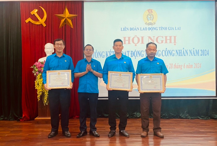 Chủ tịch Liên đoàn Lao động tỉnh Gia Lai Nguyễn Hoàng Phong (từ 2 từ trái qua) trao bằng khen cho các tập thể có thành tích xuất sắc trong triển khai các hoạt động Tháng Công nhân năm 2024. Ảnh: Đinh Yến