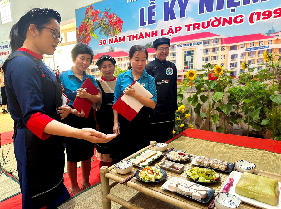 Các đội trưng bày và thuyết trình sản phẩm. Ảnh: H.V