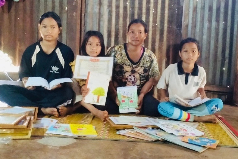 Chị Siu Blec (làng Dơ Nông Ó, xã Kon Htok, huyện Chư Sê) giúp 3 người con chuẩn bị sách vở cho năm học mới. Ảnh: Đinh Yến