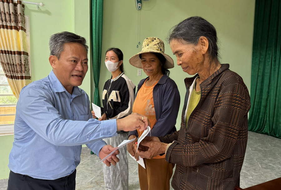 Ông Nguyễn Thanh Hải- Chủ tịch Công đoàn Công ty TNHH một thành viên Cao su Chư Păh trao quà cho các gia đình chính sách huyện Chư Păh. Ảnh: Nguyễn Hải