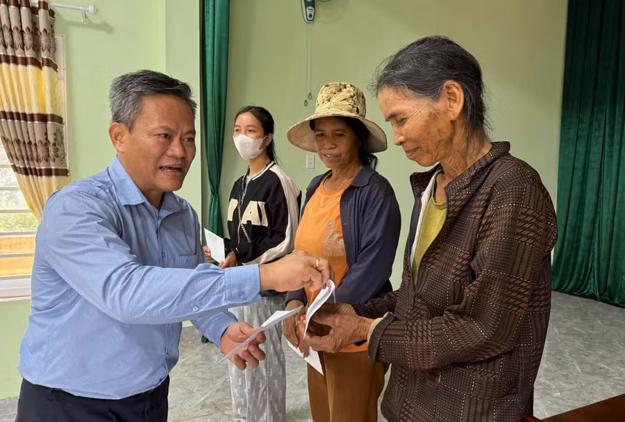 Ông Nguyễn Thanh Hải- Chủ tịch Công đoàn Công ty TNHH một thành viên Cao su Chư Păh trao quà cho các gia đình chính sách huyện Chư Păh. Ảnh: Nguyễn Hải