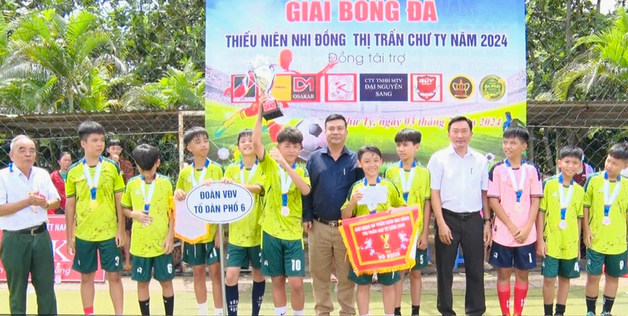 Ban tổ chức trao cúp vô địch cho Đội bóng Tổ dân phố 6. Ảnh: Mỹ Duyên Ban tổ chức trao cúp vô địch cho Đội bóng Tổ dân phố 6. Ảnh: Mỹ Duyên