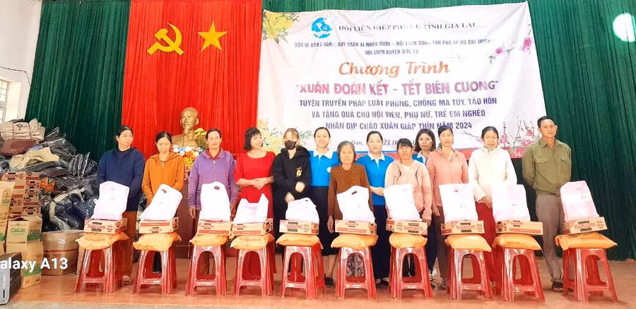 Chương trình “Xuân đoàn kết-Tết biên cương” do Hội LHPN tỉnh Gia Lai tổ chức tại 3 xã: Ia Dom, Ia Nan (huyện Đức Cơ) và xã Ia Chía (huyện Ia Grai). Ảnh: Thanh Tịnh