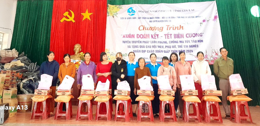 Chương trình “Xuân đoàn kết-Tết biên cương” do Hội LHPN tỉnh Gia Lai tổ chức tại 3 xã: Ia Dom, Ia Nan (huyện Đức Cơ) và xã Ia Chía (huyện Ia Grai). Ảnh: Thanh Tịnh Chương trình “Xuân đoàn kết-Tết biên cương” do Hội LHPN tỉnh Gia Lai tổ chức tại 3 xã: Ia Dom, Ia Nan (huyện Đức Cơ) và xã Ia Chía (huyện Ia Grai). Ảnh: Thanh Tịnh