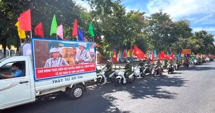 Đại diện cán bộ, công nhân viên, người lao động, thanh niên, phụ nữ, Công an huyện Chư Sê diễu hành hưởng ứng Tháng Hành động trên các trục đường chính của thị trấn Chư Sê. Ảnh: Đinh Yến