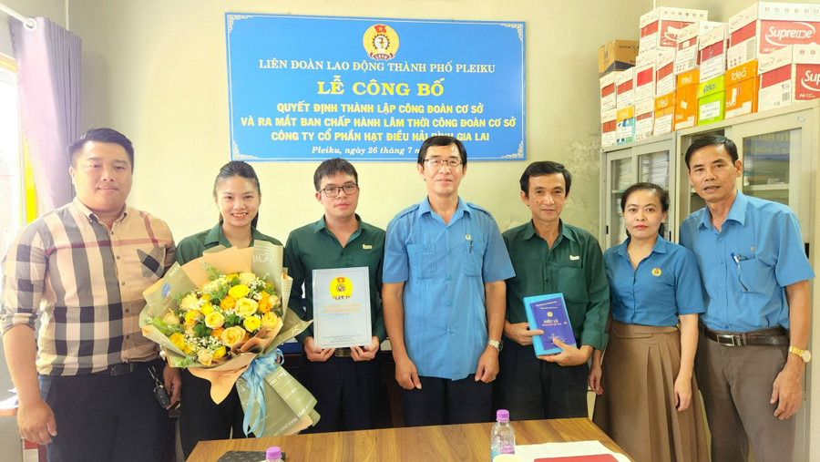 LĐLĐ TP. Pleiku thành lập công đoàn cơ sở và ra mắt Ban chấp hành lâm thời Công đoàn cơ sở Công ty cổ phần hạt điều Hải Bình Gia Lai. Ảnh: Đinh Yến LĐLĐ TP. Pleiku thành lập công đoàn cơ sở và ra mắt Ban chấp hành lâm thời Công đoàn cơ sở Công ty cổ phần hạt điều Hải Bình Gia Lai. Ảnh: Đinh Yến