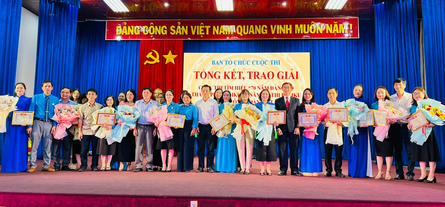 Ban tổ chức Cuộc thi đã trao giải thưởng cho các cá nhân có bài dự thi xuất sắc. Ảnh: Đinh Yến Ban tổ chức Cuộc thi đã trao giải thưởng cho các cá nhân có bài dự thi xuất sắc. Ảnh: Đinh Yến