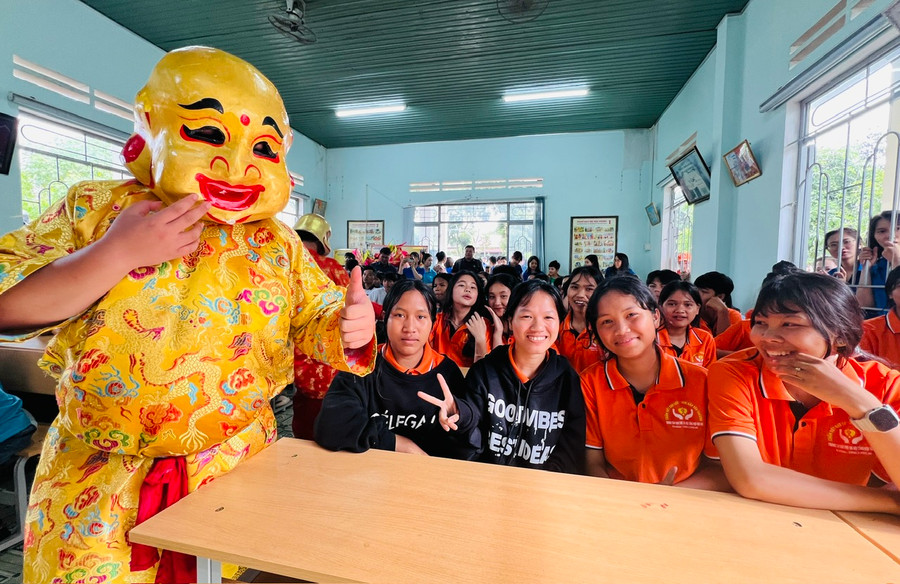 Các em mồ côi ở Trung tâm Bảo trợ tổng hợp xã hội tỉnh vui với ông địa. Ảnh: Đinh Yến Các em mồ côi ở Trung tâm Bảo trợ tổng hợp xã hội tỉnh vui với ông địa. Ảnh: Đinh Yến