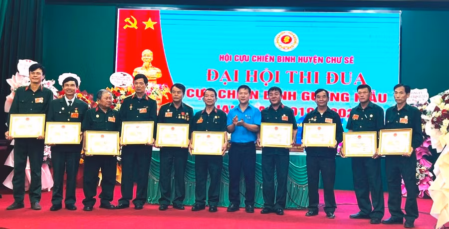 Khen thưởng cho các tập thể, cá nhân đạt thành tích xuất sắc trong Phong trào thi đua “Cựu chiến binh gương mẫu” giai đoạn 2019-2024. Ảnh: Đ.Y Khen thưởng cho các tập thể, cá nhân đạt thành tích xuất sắc trong Phong trào thi đua “Cựu chiến binh gương mẫu” giai đoạn 2019-2024. Ảnh: Đ.Y