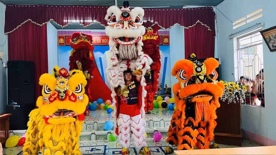 Múa lân tại chương trình vui Tết Trung thu cho trẻ mồ côi. Ảnh: Đinh Yến