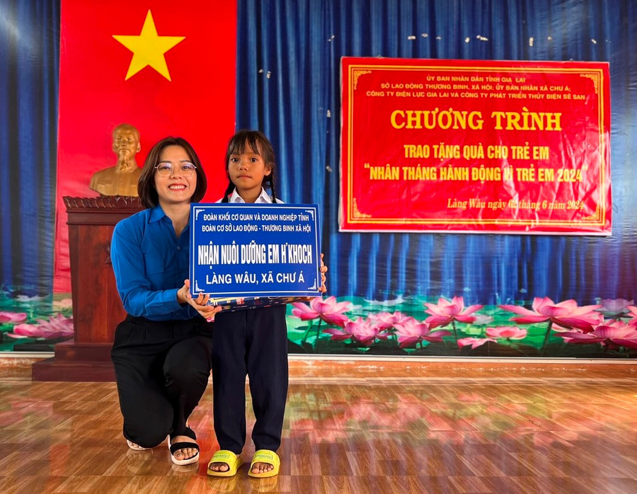 Đoàn cơ sở Sở Lao động-Thương binh và Xã hội nhận nuôi dưỡng em H’ Khoch, làng Wâu, xã Chư Á. Ảnh: Đinh Yến