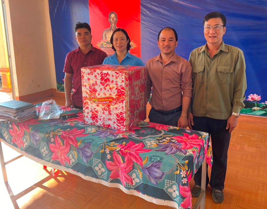 Đại diện Công ty cà phê Đak Đoa tặng quà Tết cho làng Kop, xã Kon Gang, huyện Đak Đoa. Ảnh: Đinh Yến Đại diện Công ty cà phê Đak Đoa tặng quà Tết cho làng Kop, xã Kon Gang, huyện Đak Đoa. Ảnh: Đinh Yến