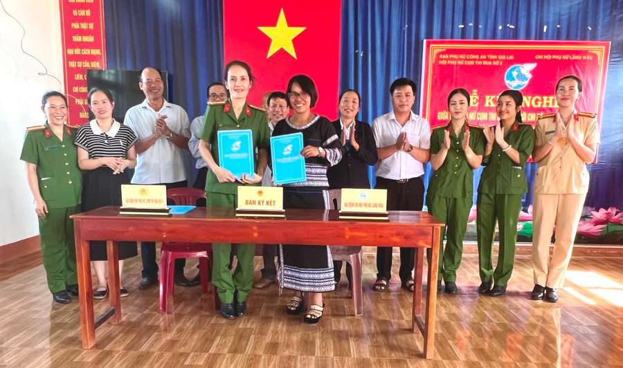 Đại diện 2 đơn vị ký bản giao ước kết nghĩa. Ảnh: Đinh Yến Đại diện 2 đơn vị ký bản giao ước kết nghĩa. Ảnh: Đinh Yến