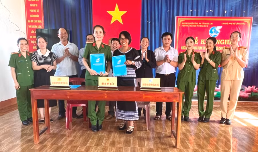 Đại diện 2 đơn vị ký bản giao ước kết nghĩa. Ảnh: Đinh Yến