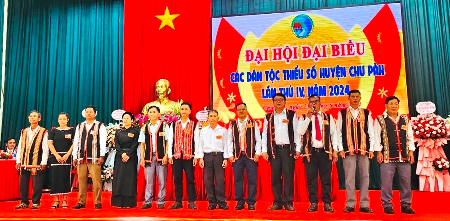 Đại hội đã bầu 13 đại biểu tham dự Đại hội đại biểu các dân tộc thiểu số tỉnh lần thứ IV dự kiến diễn ra trong tháng 10-2024. Ảnh: Đinh Yến Đại hội đã bầu 13 đại biểu tham dự Đại hội đại biểu các dân tộc thiểu số tỉnh lần thứ IV dự kiến diễn ra trong tháng 10-2024. Ảnh: Đinh Yến