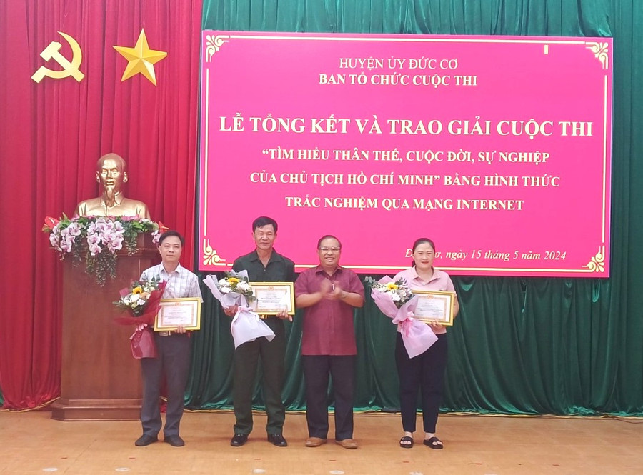 Đồng chí Siu Thil (thứ 2 từ phải sang)-Phó Bí thư Thường trực Huyện ủy Đức Cơ trao giải nhất Cuộc thi cho các thí sinh. Ảnh: Huy Tịnh Đồng chí Siu Thil (thứ 2 từ phải sang)-Phó Bí thư Thường trực Huyện ủy Đức Cơ trao giải nhất Cuộc thi cho các thí sinh. Ảnh: Huy Tịnh