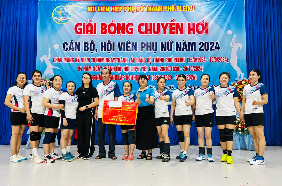 Ban tổ chức đã trao giải nhất Giải bóng chuyền hơi cho Hội LHPN phường Đống Đa. Ảnh: Đinh Yến