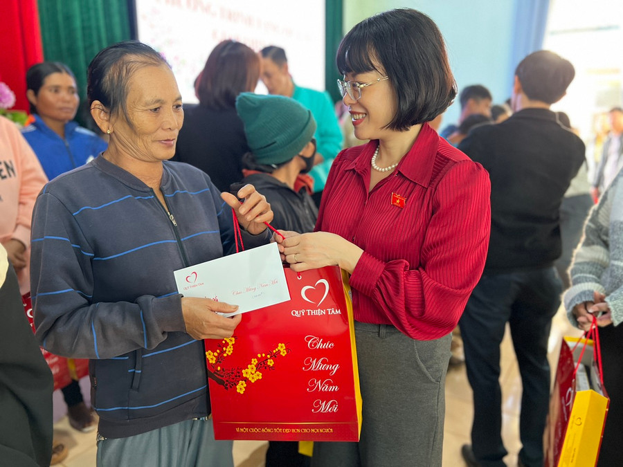 Bà Nguyễn Thị Mai Phương-Phó Chủ nhiệm Ủy ban Pháp luật của Quốc hội tặng quà cho hộ nghèo xã Kon Thụp, huyện Mang Yang. Ảnh: Đinh Yến Bà Nguyễn Thị Mai Phương-Phó Chủ nhiệm Ủy ban Pháp luật của Quốc hội tặng quà cho hộ nghèo xã Kon Thụp, huyện Mang Yang. Ảnh: Đinh Yến