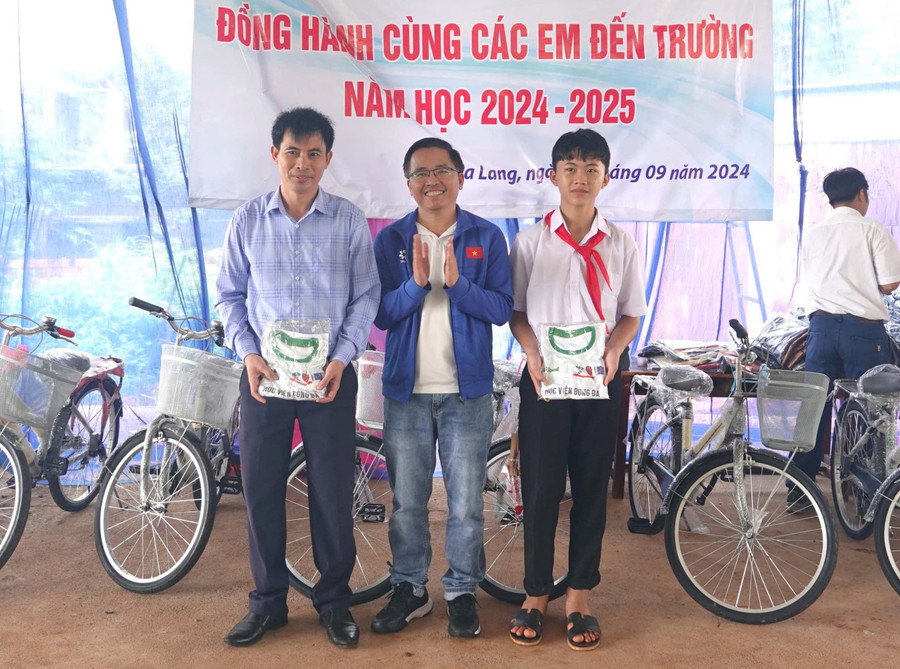 Dịp này Học viện Bóng đá LPBank Hoàng Anh Gia Lai tặng áo thi đấu cho học sinh Trường Phổ thông Dân tộc bán trú THCS Siu BLễh. Ảnh: Đ.Y Dịp này Học viện Bóng đá LPBank Hoàng Anh Gia Lai tặng áo thi đấu cho học sinh Trường Phổ thông Dân tộc bán trú THCS Siu BLễh. Ảnh: Đ.Y