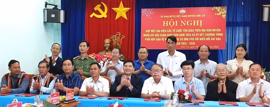 Uỷ ban MTTQ Việt Nam huyện, Phòng Tài nguyên Môi trường huyện và các tổ chức tôn giáo ký kết chương trình phối hợp phát huy vai trò các tôn giáo tham gia bảo vệ môi trường, ứng phó với biến đổi khí hậu, giai đoạn 2024-2026. Ảnh: Đinh Yến