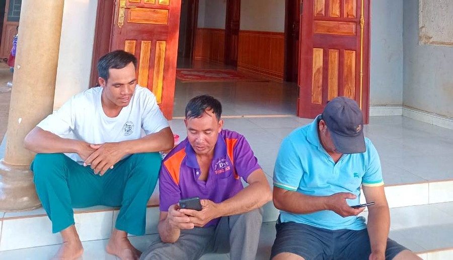 Chi hội Nông dân thị trấn Phú Hòa (huyện Chư Păh) hướng dẫn hội viên cài đặt App Nông dân Việt Nam. Ảnh: Đ.Y